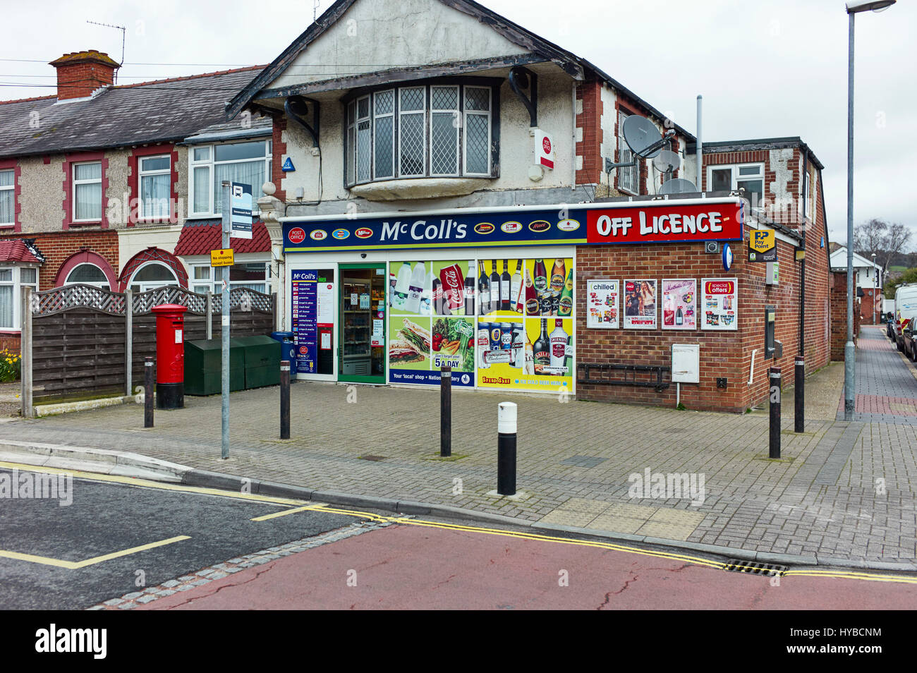 McColls, magasin d'angle local à Cosham, Portsmouth sur le domaine de Highbury construit en 1930s Banque D'Images