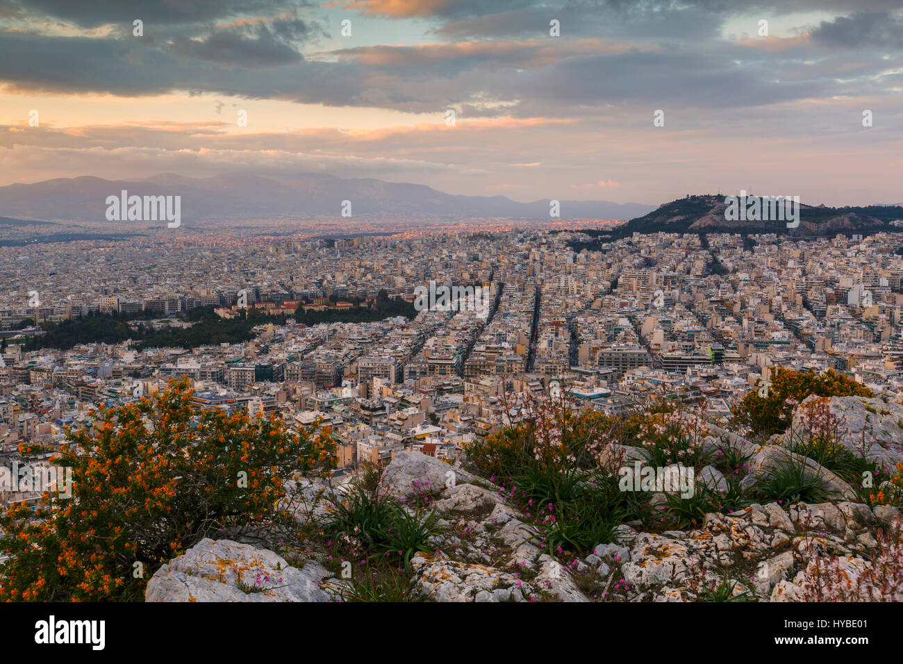 Vue d'Athènes depuis la colline du Lycabette au coucher du soleil, la Grèce. Banque D'Images
