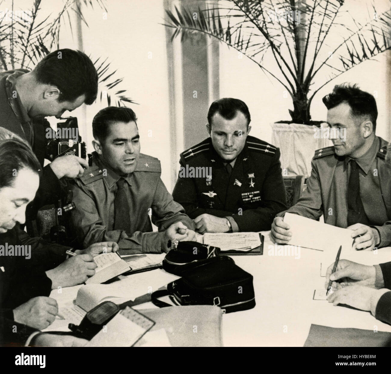 Les astronautes soviétiques A. Nikolaïev, Y., 3068 et P. Popovich parmi les journalistes, Moscou, Russie Banque D'Images