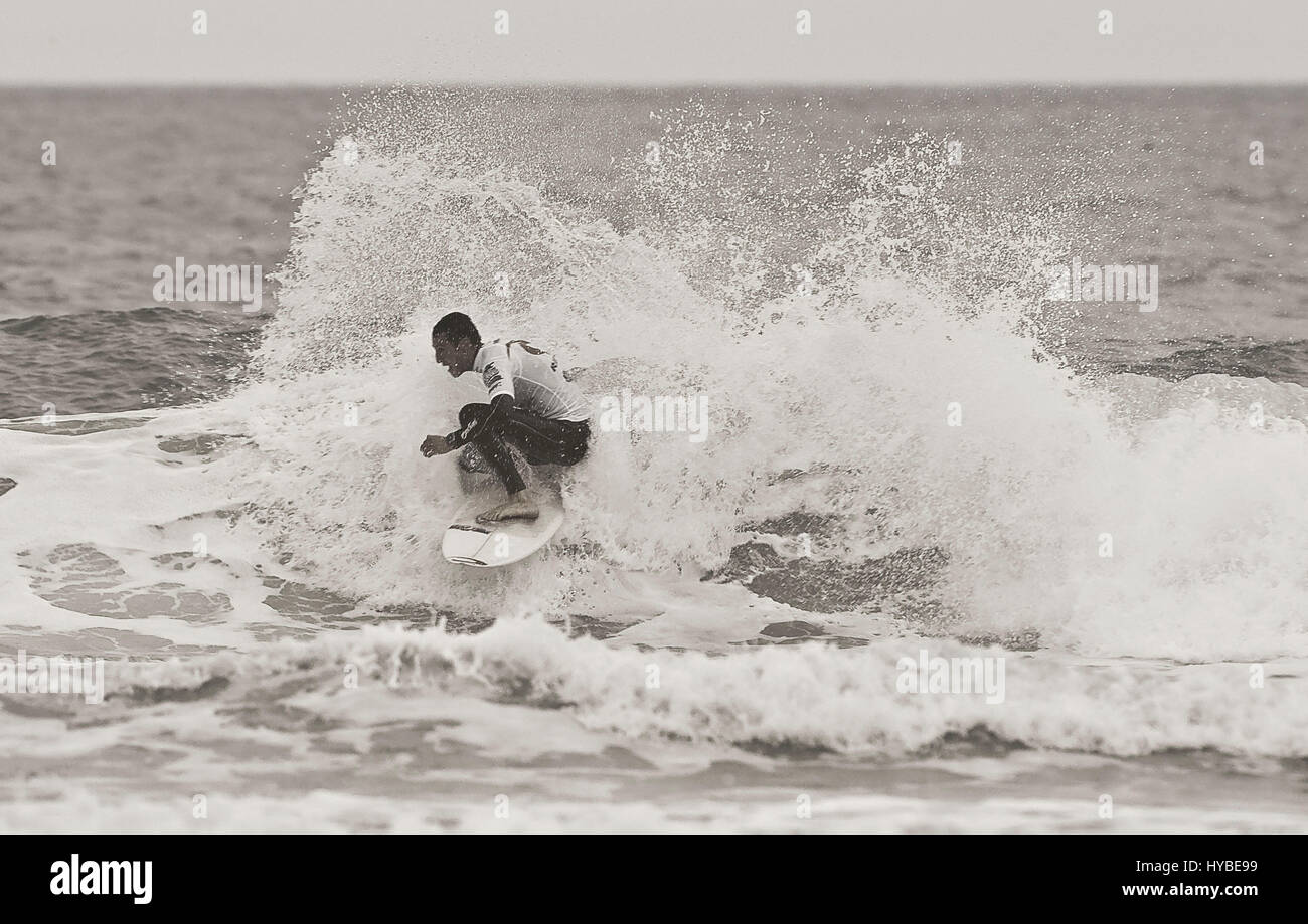 Surfe éclater de s'écraser les vagues blanches Banque D'Images