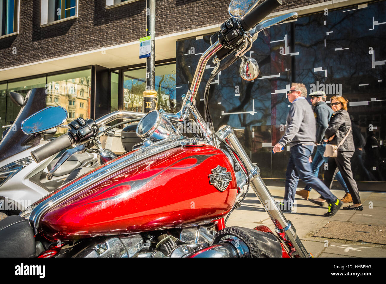 Une moto Harley Davidson rouge dans la région de Hanover Square, Londres, UK Banque D'Images