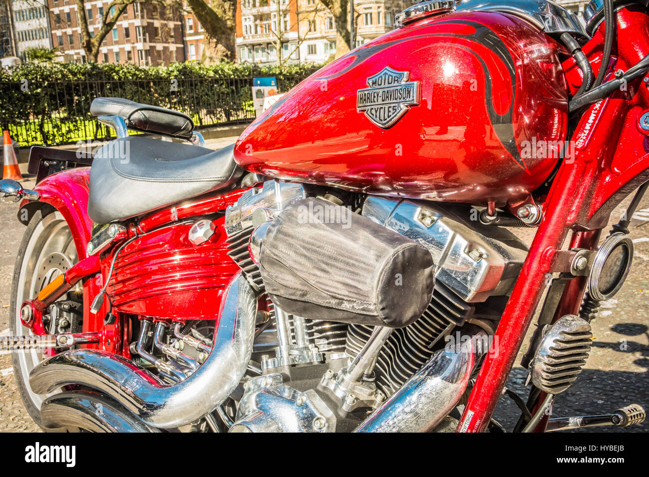 Une moto Harley Davidson rouge dans la région de Hanover Square, Londres, UK Banque D'Images