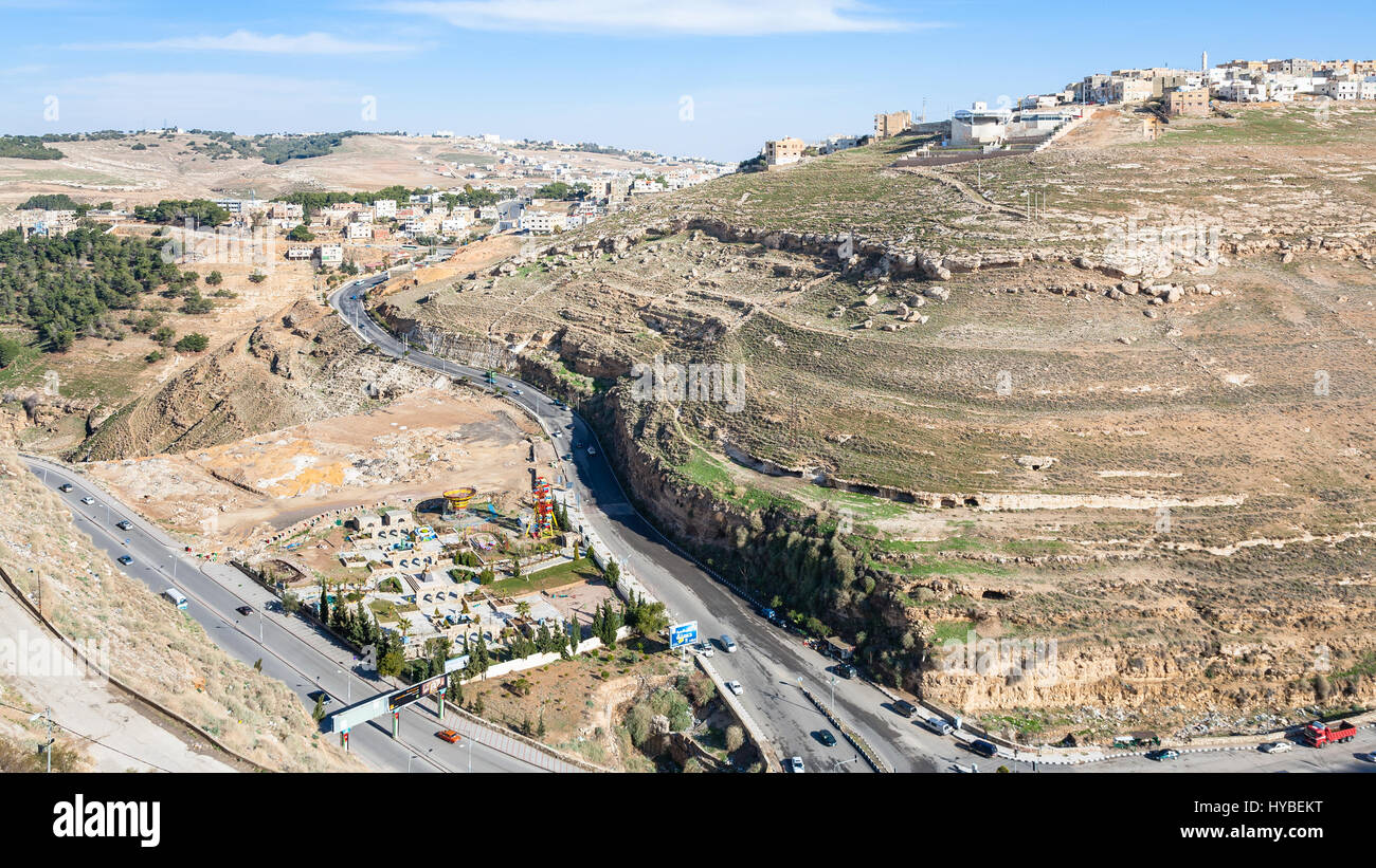 AL-KARAK, JORDANIE - le 20 février 2012 : vue ci-dessus des routes et des ville Al-Karak du château. Al-Karak (Karak ou Kerak) est une ville de Jordanie connu pour ses C Banque D'Images