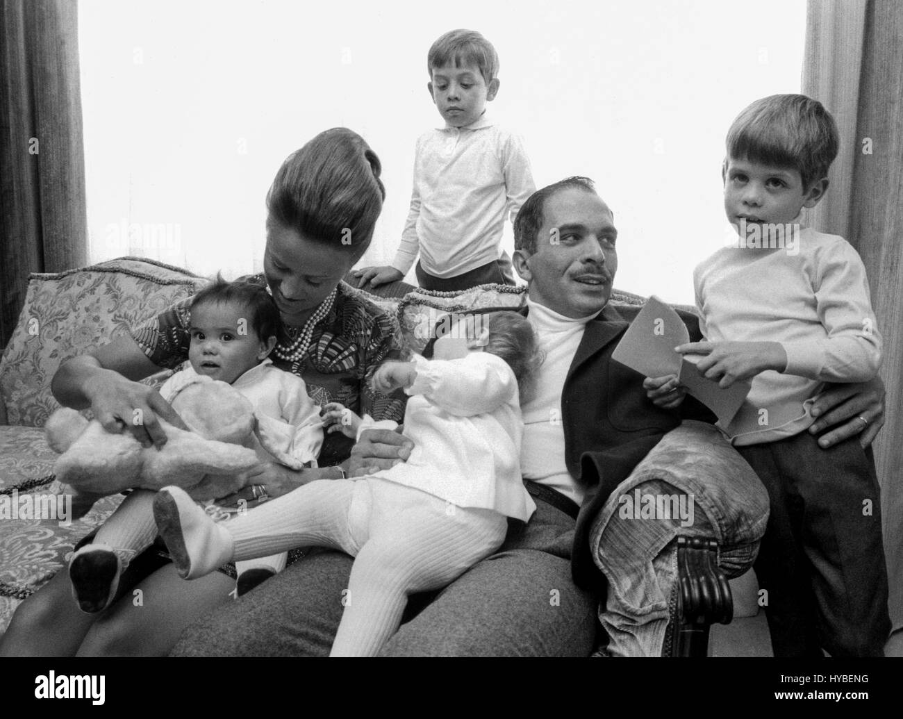 HUSSEIN bin Talal al-Hashemi 1970 Roi de Jordanie avec la famille de la femme, Antoinette Avril Gardiner avec nom d'épouse Muna avec le PRI d'enfants Banque D'Images