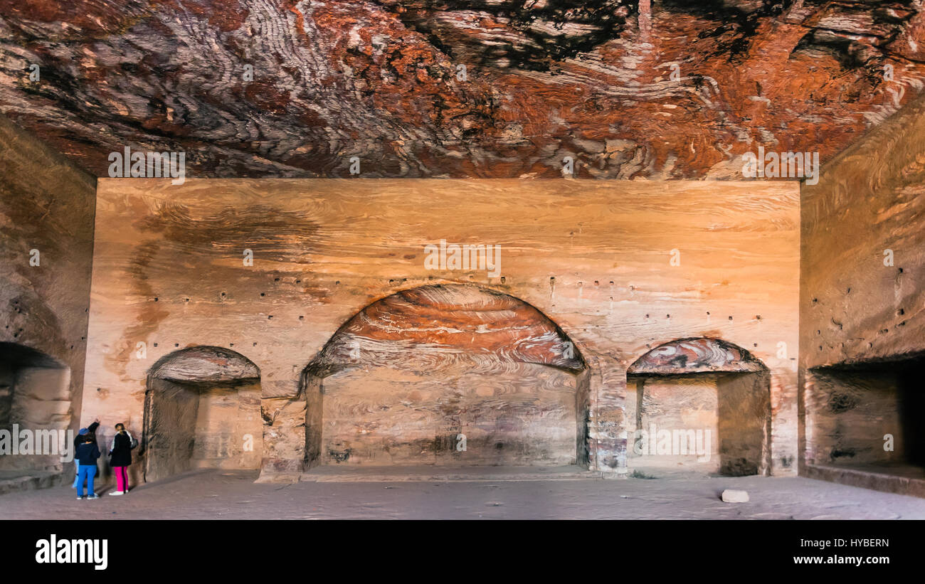 PETRA, JORDANIE - février 21, 2012 : les touristes à l'intérieur de l'Urne tombe royale dans l'ancienne ville de Petra. Rock-cut Petra ville a été établie sur 312 avant J.-C. comme le ca Banque D'Images