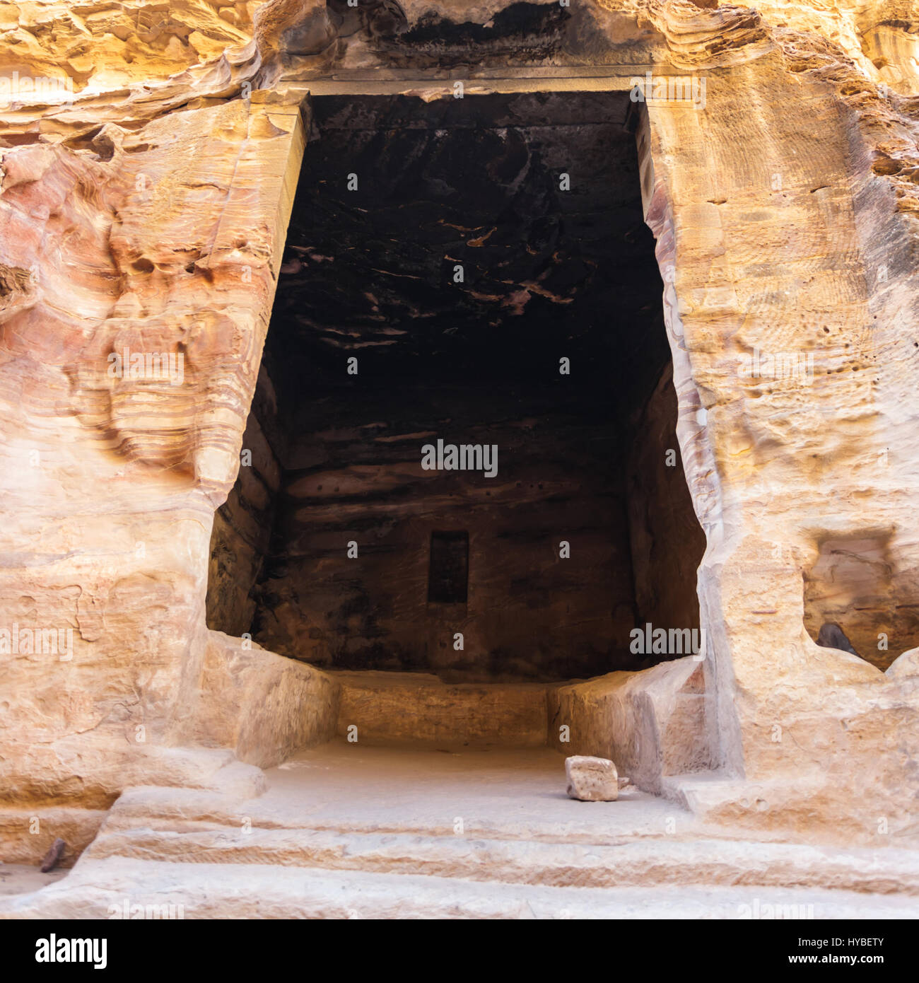PETRA, JORDANIE - février 22, 2012 : l'intérieur de l'ancienne chambre dans petite ville de Petra (Siq Al Barid-station). Rock-cut a été créé sur la ville de Petra Banque D'Images