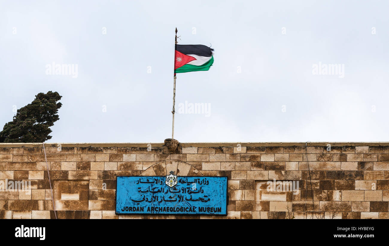 AMMAN, JORDANIE, 18 février 2012 : plus de drapeau Jordanie Musée Archéologique à La Citadelle d'Amman en jour de pluie. Musée a été construit en 1951, il garde des artefacts Banque D'Images