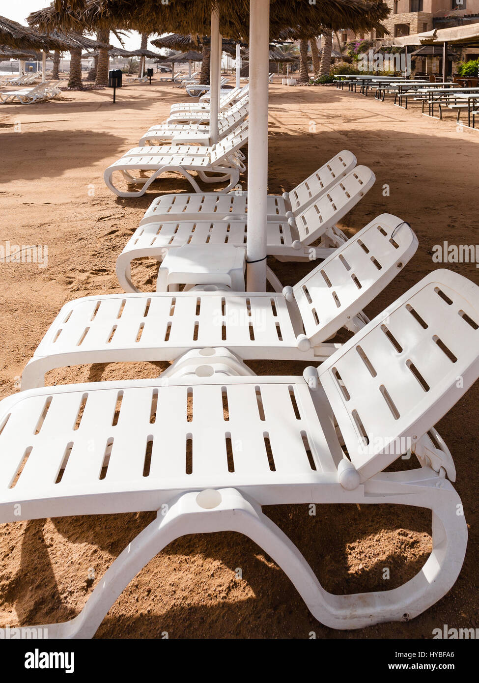 Voyage Moyen Orient Pays de Jordanie - des chaises longues de plage vide de corail de la Mer Rouge à Aqaba city en hiver Banque D'Images