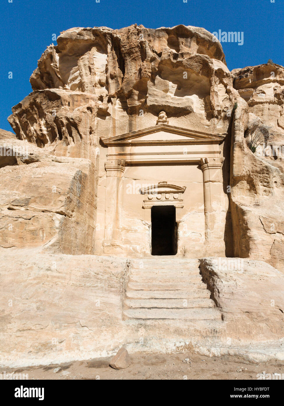 Voyage Moyen Orient Pays de Jordanie - Pétra tombeau antique dans peu de ville (Siq Al Barid station) en hiver Banque D'Images