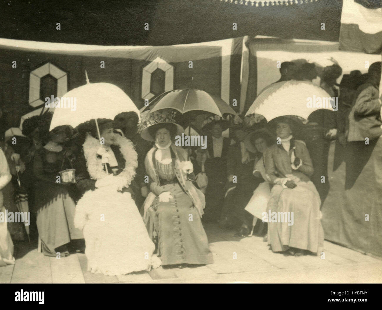 Les femmes avec des parasols à un spectacle, Italie 1909 Banque D'Images