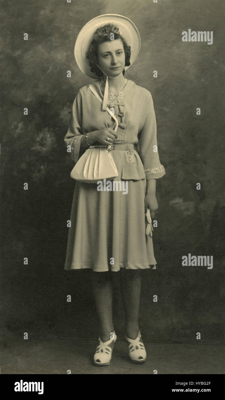 Portrait en pied d'une femme, en Italie Banque D'Images