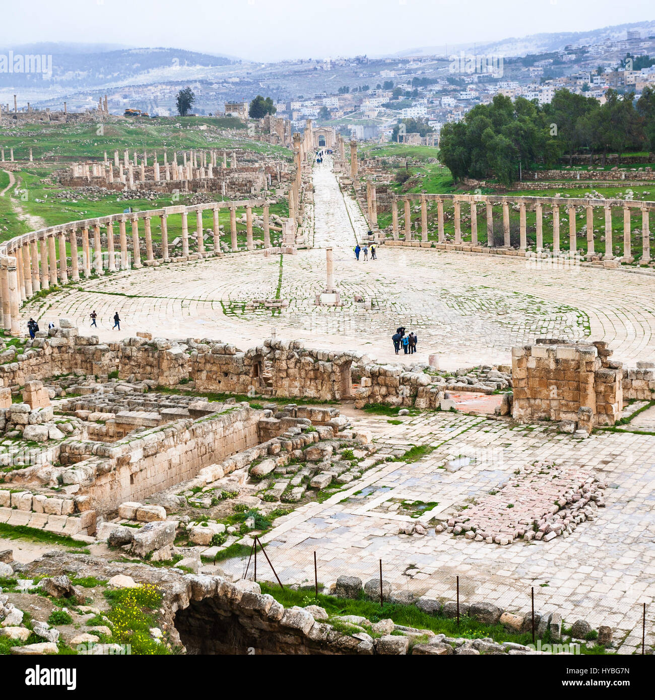 Voyage Moyen Orient Pays de Jordanie - voir ci-dessus de l'Ovale Forum et Cardo Maximus road à Jerash (ancienne Gérasa) village en hiver Banque D'Images