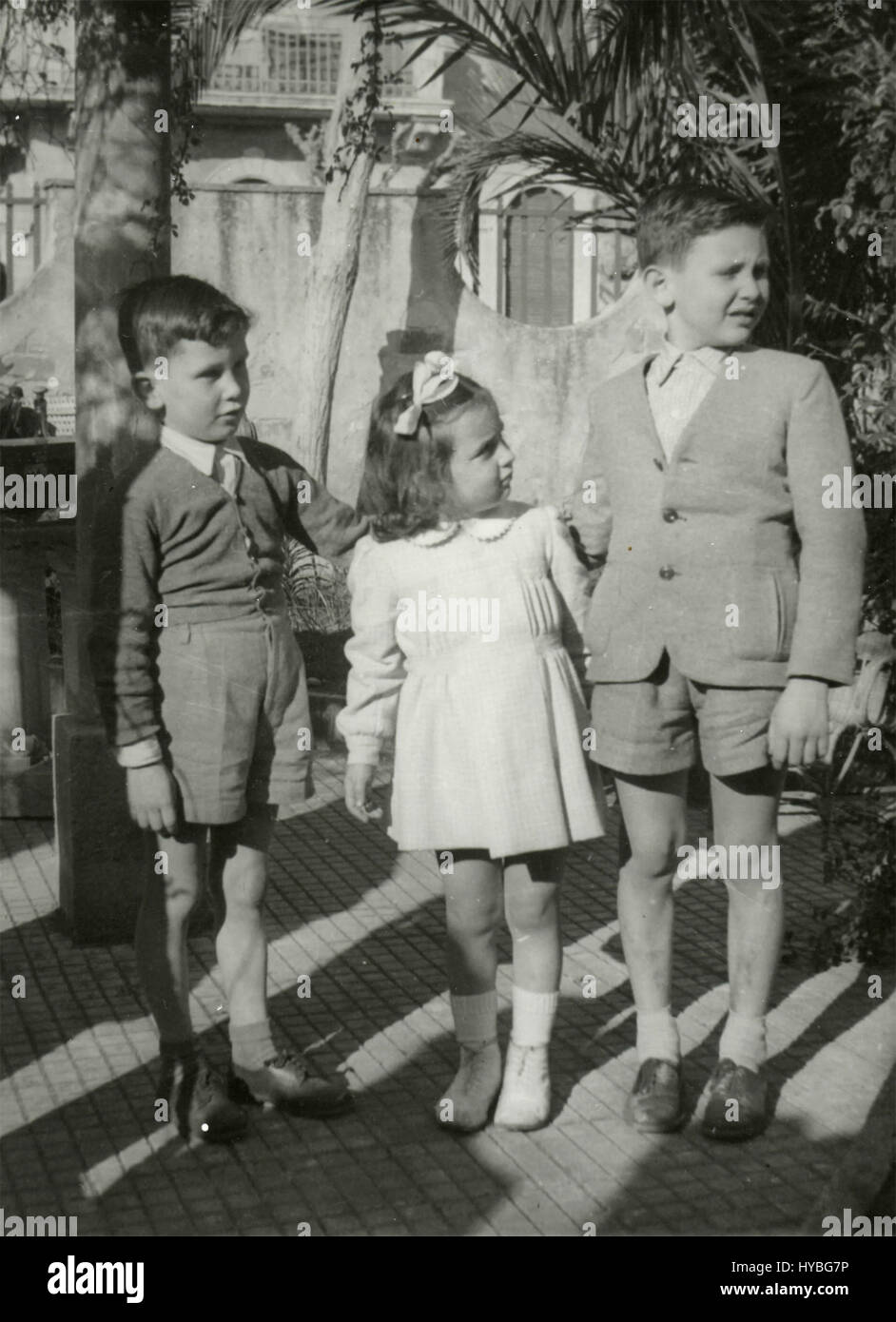 Trois enfants à l'extérieur, Ladispoli, Italie 1945 Banque D'Images