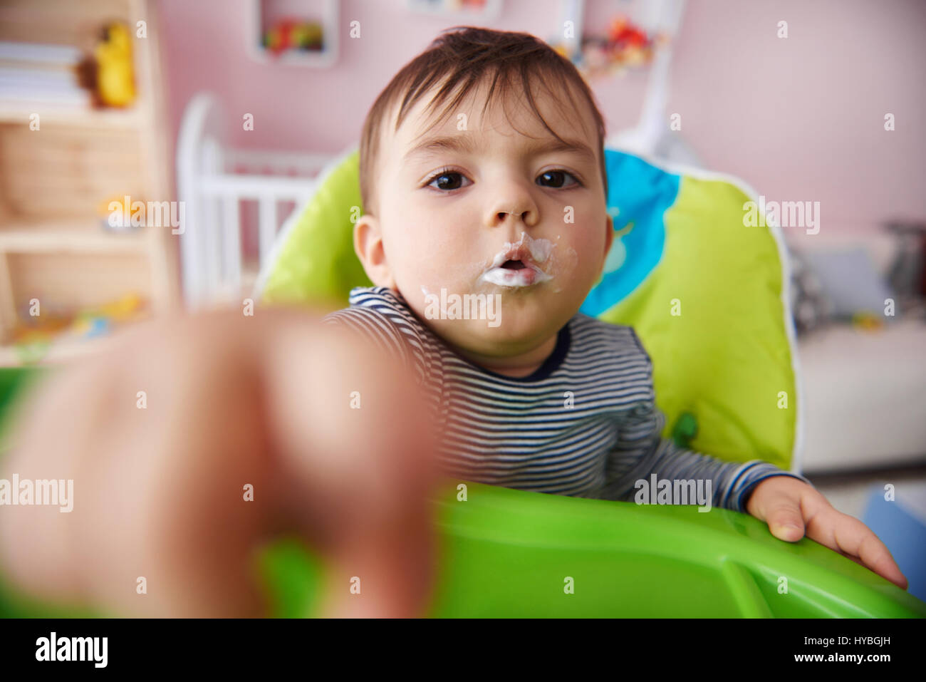 Cute boy avec du yogourt sur le visage Banque D'Images