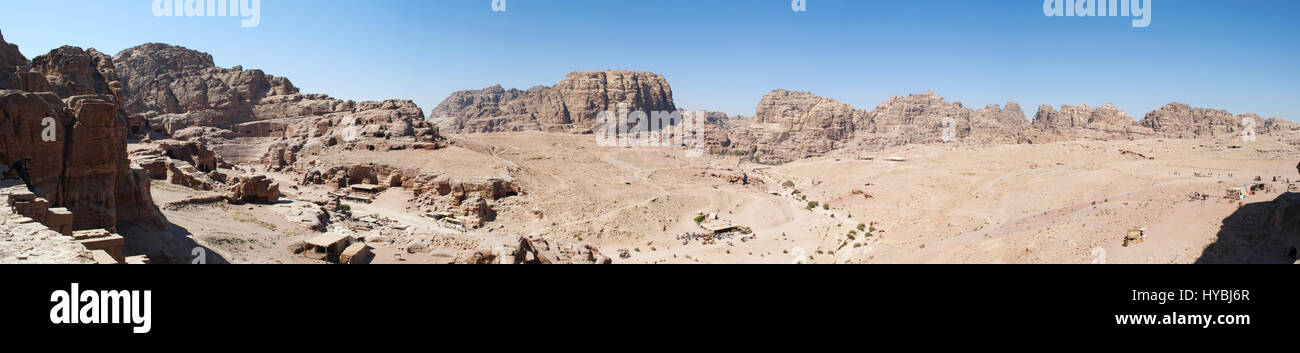 Jordanie : l'amphithéâtre romain, un grand théâtre sculpté dans la roche avec vue sur le paysage jordanien désertique dans la vallée de Pétra archéologique Banque D'Images