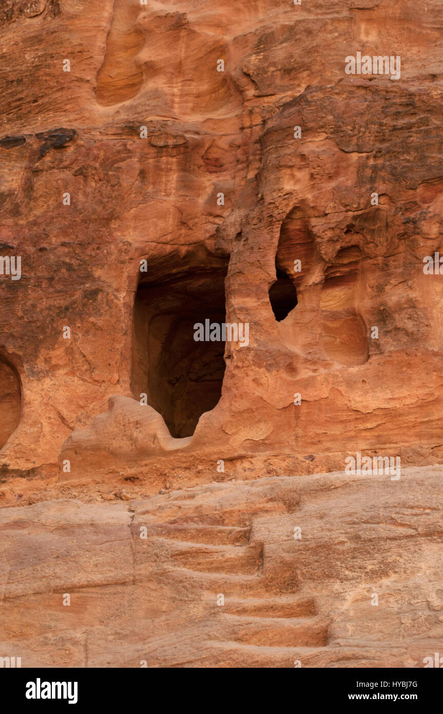 Jordanie : niche votive sur la roche rouge vu marcher dans le canyon de la Siq, l'arbre, l'entrée principale de la ville nabatéenne de Pétra archéologique Banque D'Images