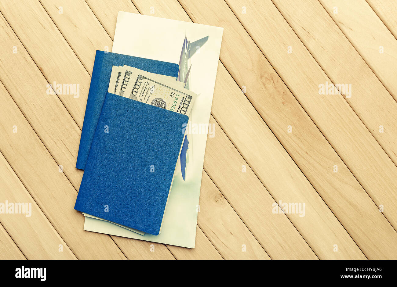 Passeport et l'argent et un billet d'avion sur les planches de bois. Banque D'Images