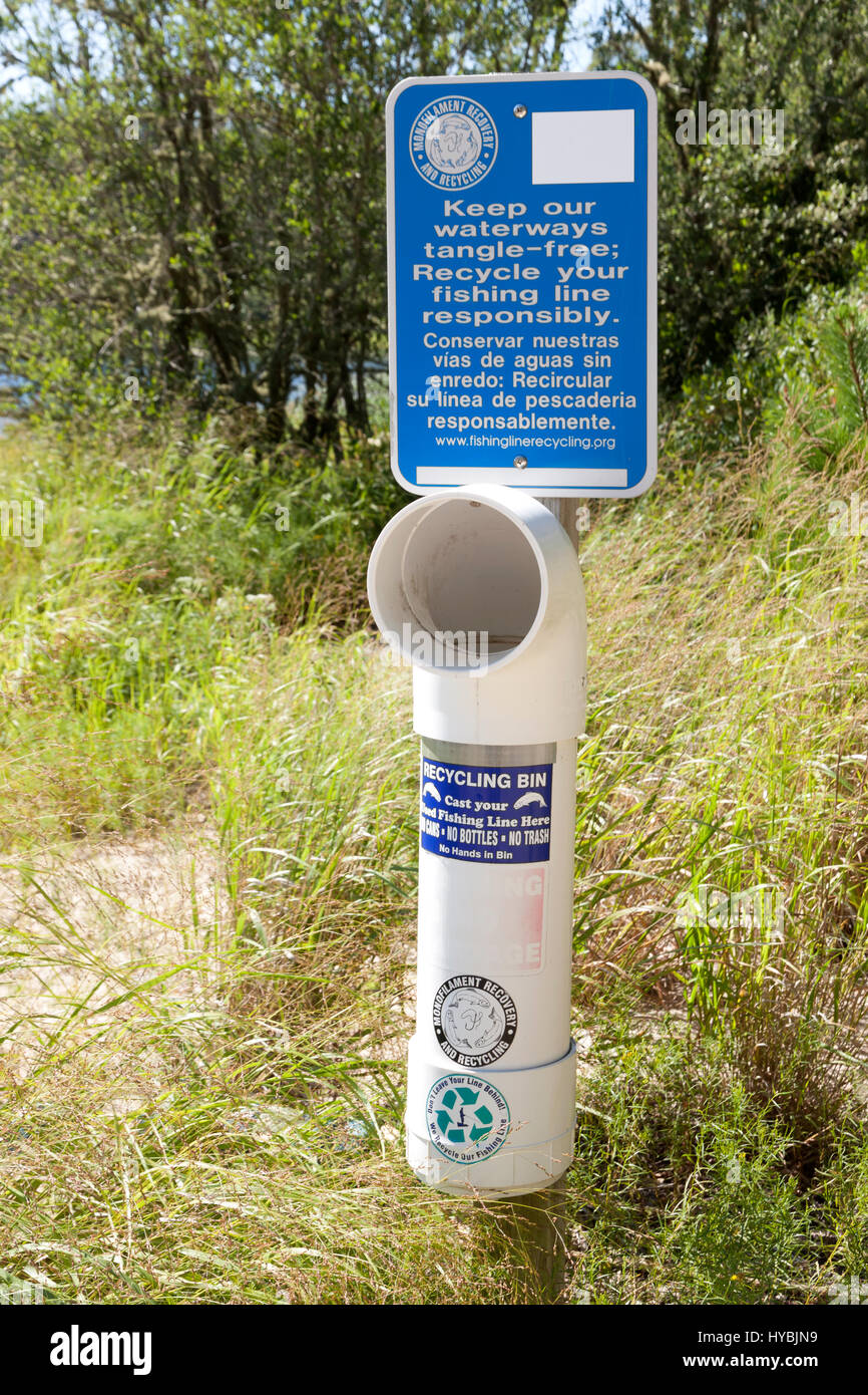 Signe pour ligne de pêche bac de recyclage à Cape Cod, Massachusetts. Banque D'Images