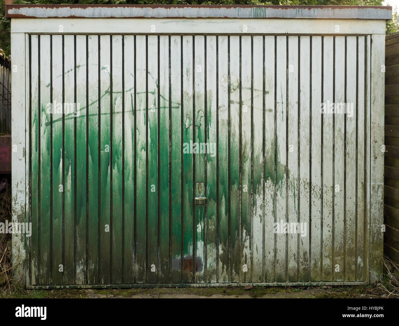 Porte de garage ancien laqué en vert et gris Banque D'Images