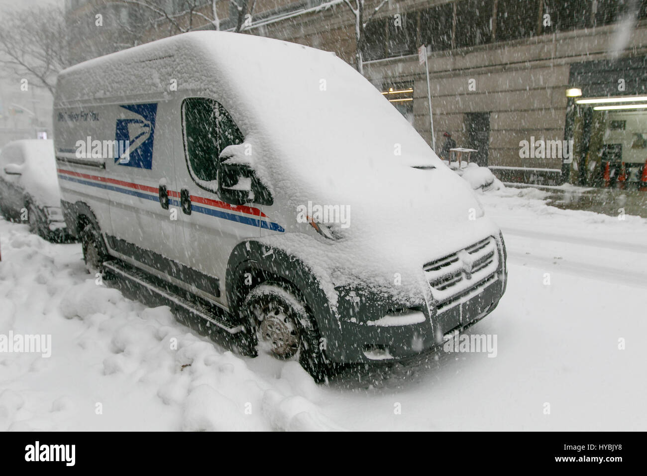Nous UN Mail van qui est garé dans la rue est enterré par la chute de neige. Banque D'Images