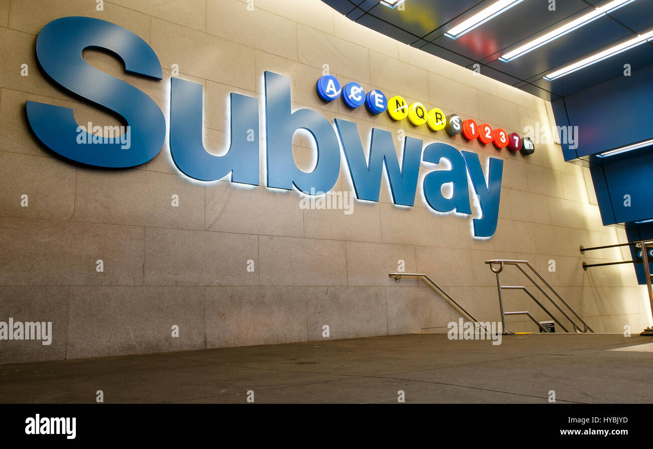 Entrée du métro dans le centre de Manhattan. Banque D'Images