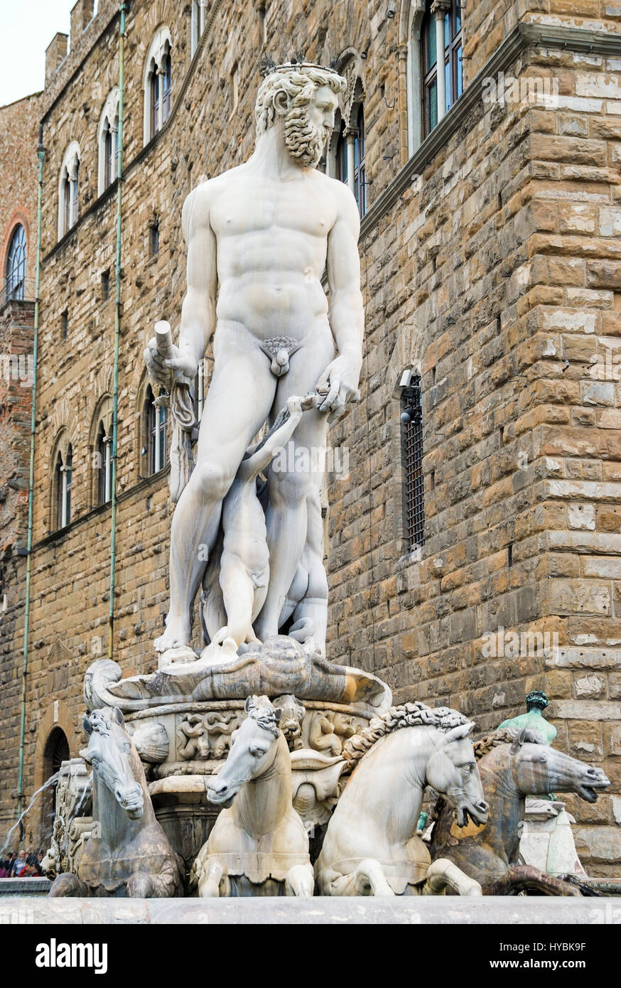 La Statue et fontaine de Neptune entouré par les hippocampes, Piazza della Signoria, Florence, Italie Banque D'Images