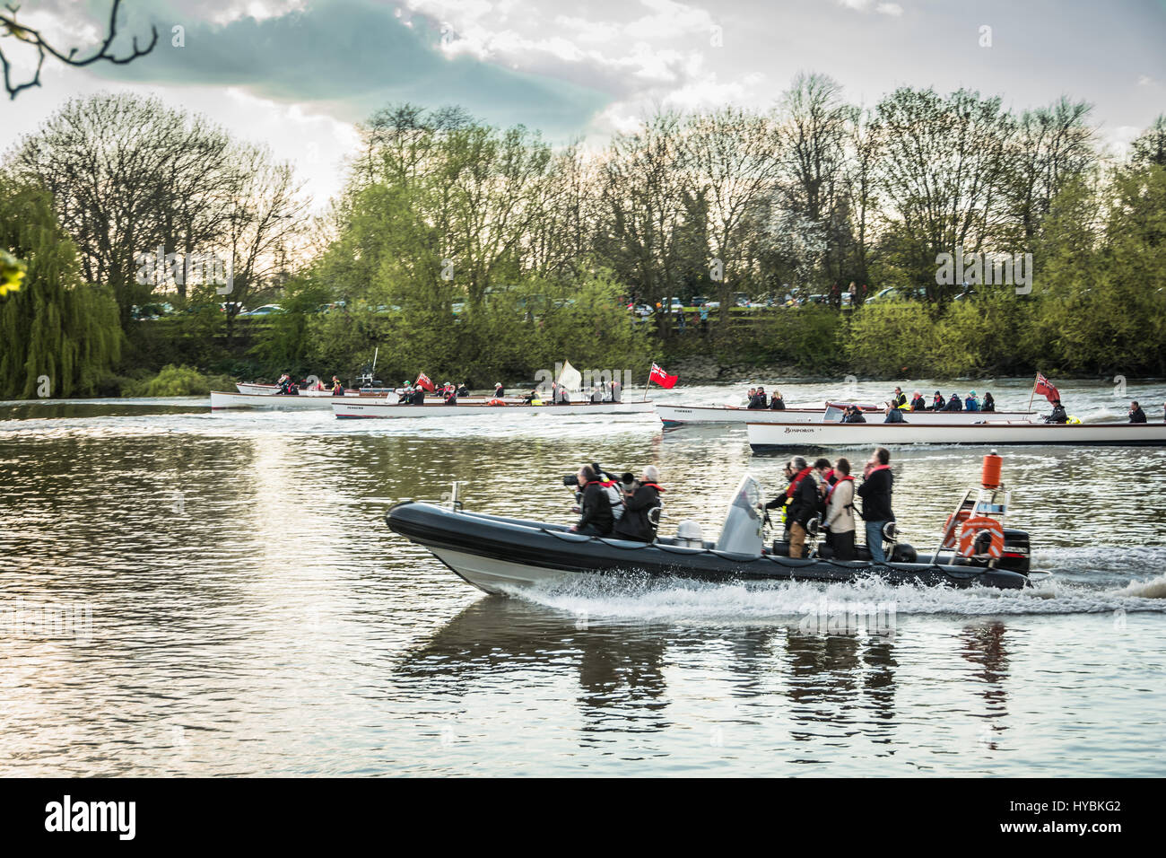 Une flottille de navires de soutien et de fonctionnaires suit la Oxford and Cambridge University Boat Race, Londres, Angleterre, Royaume-Uni Banque D'Images