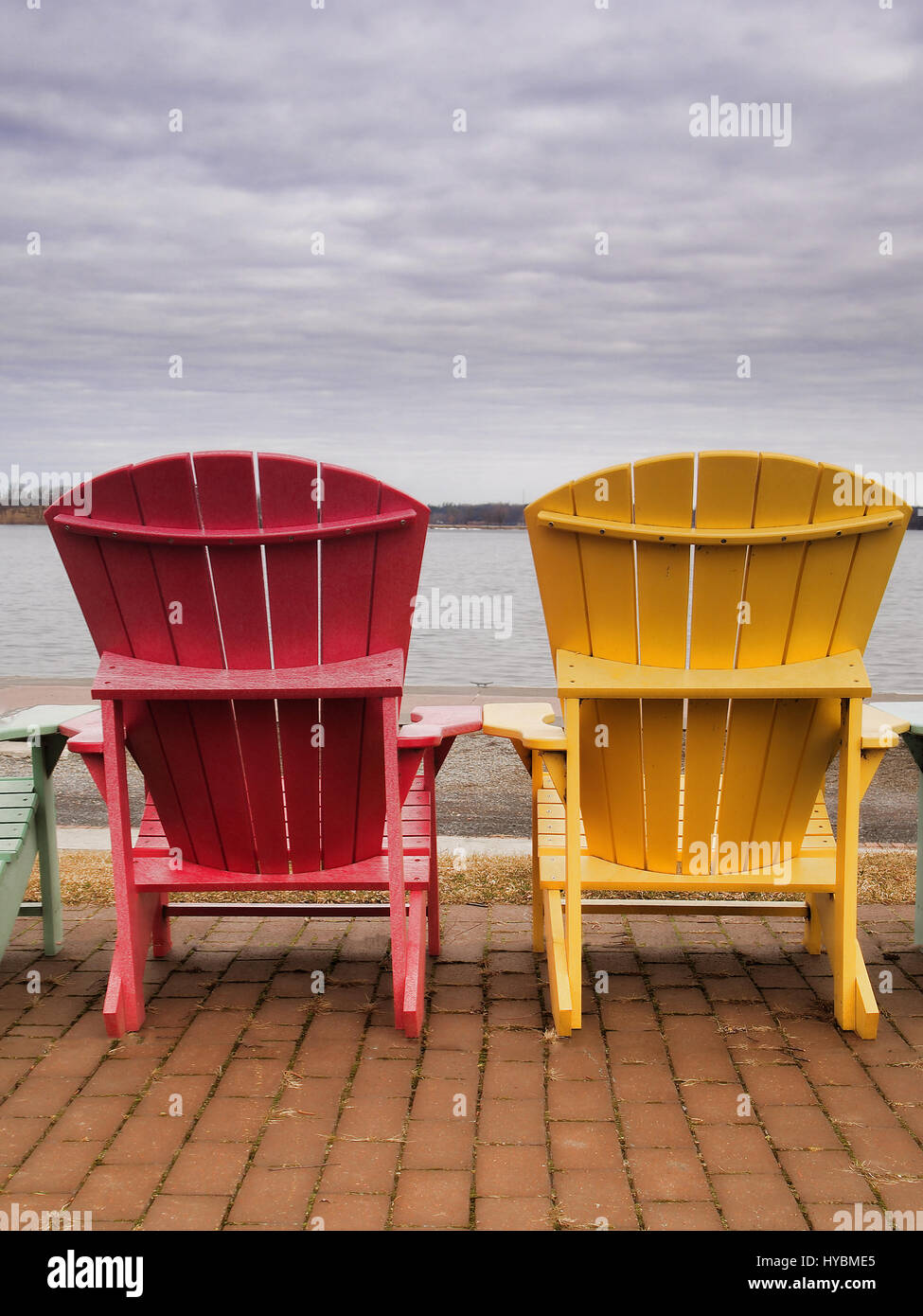 Adirondack chaises rouge et jaune Banque D'Images