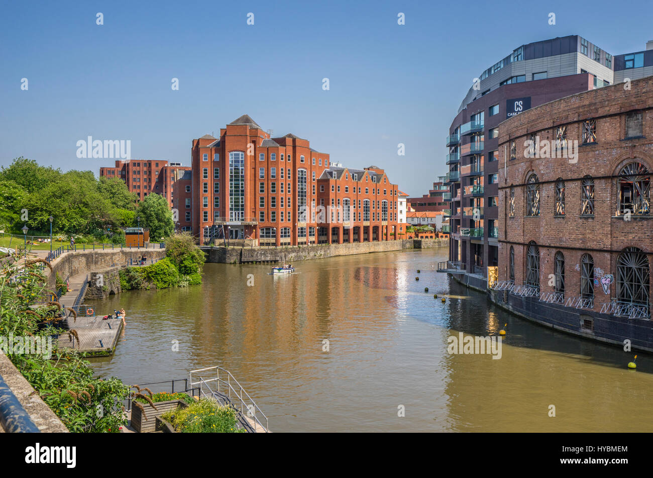 Royaume-uni, le sud-ouest de l'Angleterre, Bristol, vue sur le port flottant avec entrepôts réaménagés et le développement de Kings Orchard Banque D'Images