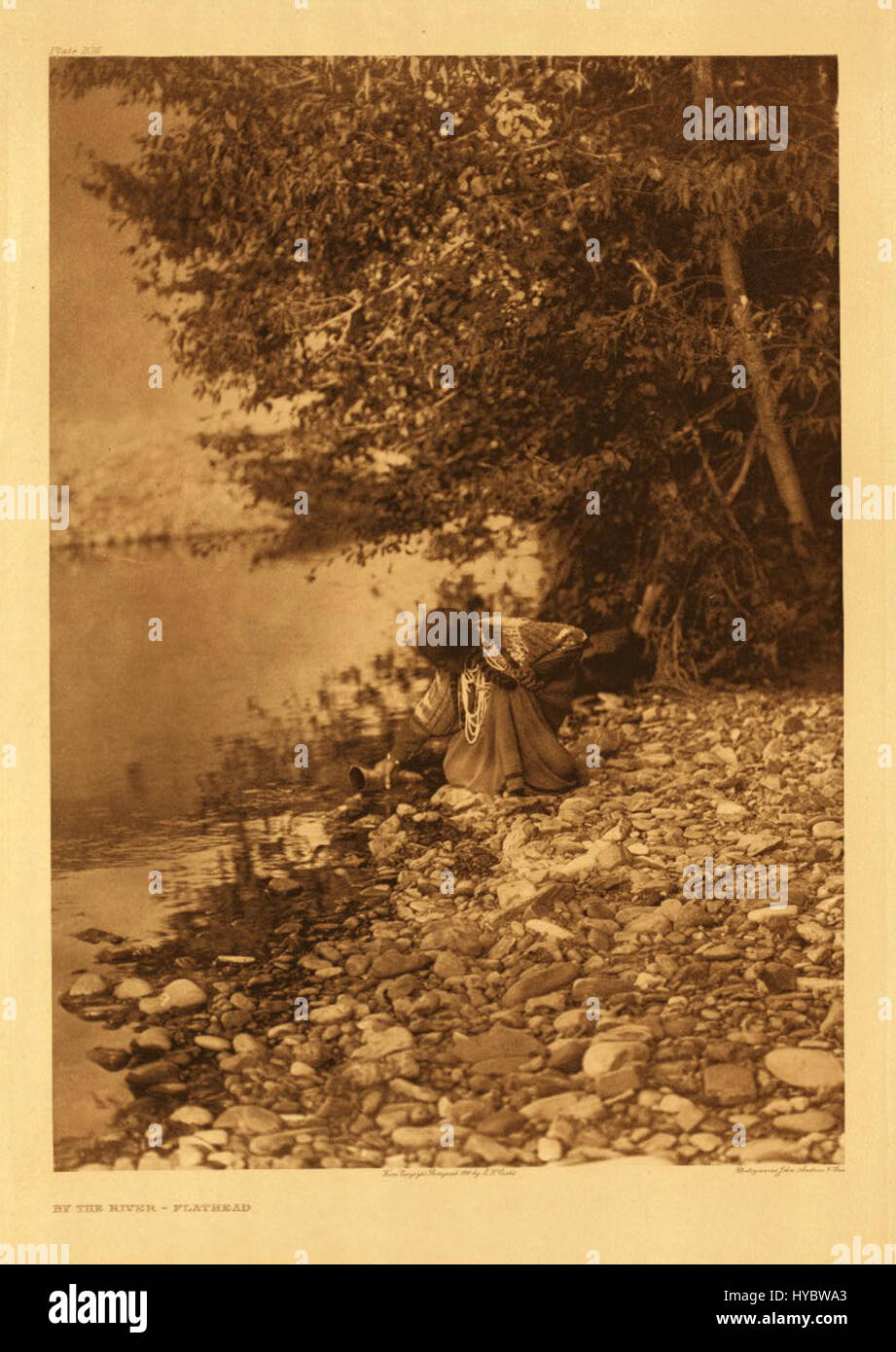 Cette photographie de la collection Edward S. Curtis représente une personne autochtone, capturée au début du XXe siècle. Le travail de Curtis est connu pour documenter les cultures amérindiennes et offrir un portrait détaillé de leurs vies, traditions et luttes. Banque D'Images