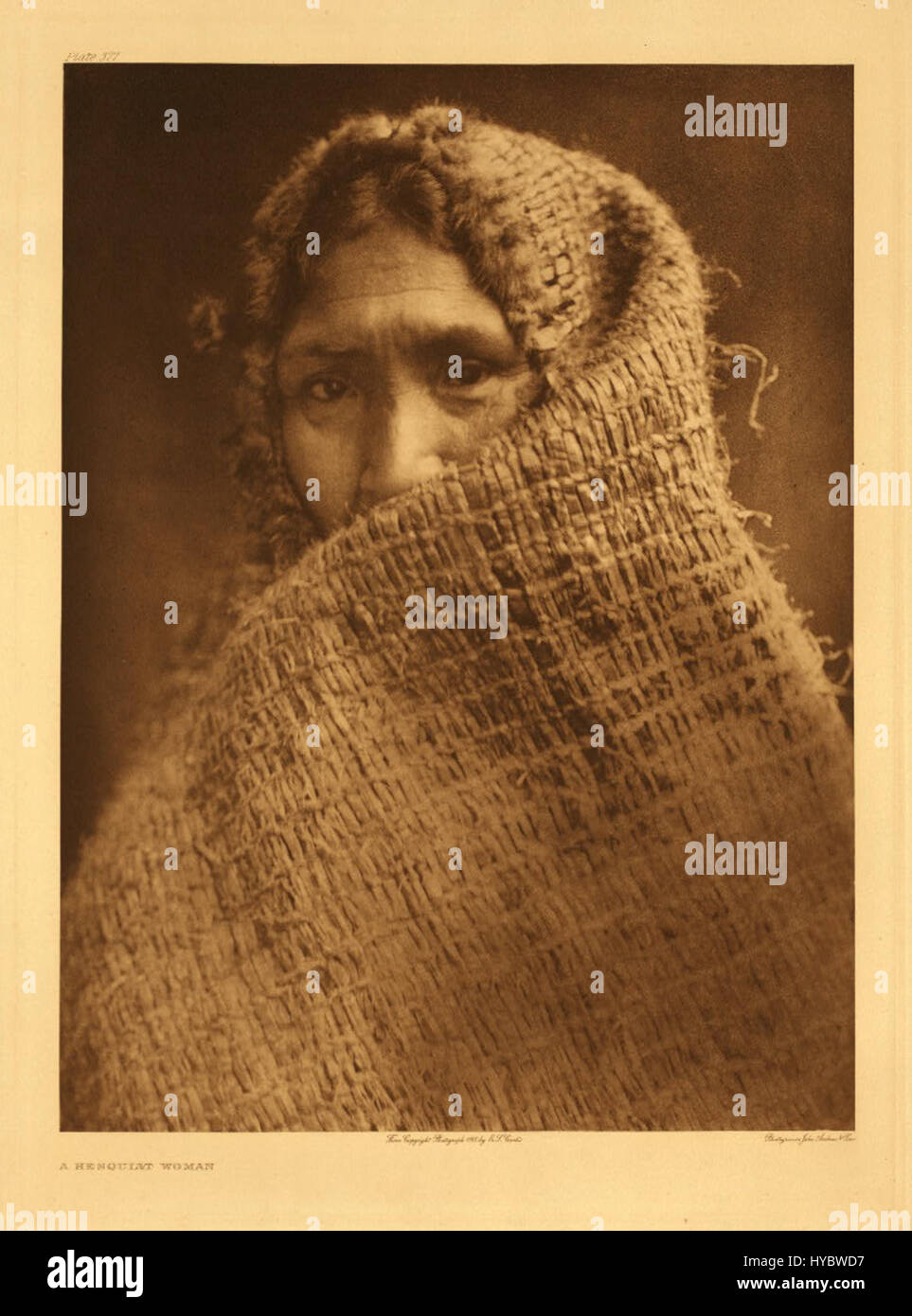 La photographie d'Edward S. Curtis de sa collection « People » capture des sujets amérindiens avec un grand respect et un grand détail. Ses œuvres sont des représentations emblématiques des cultures autochtones du début du XXe siècle. Banque D'Images