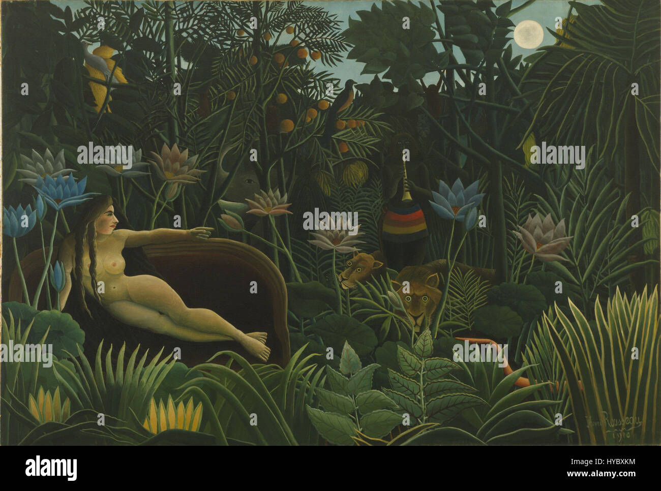 La peinture d’Henri Rousseau, connue pour sa représentation unique de la jungle, présente des couleurs vibrantes et des éléments fantastiques. Le travail de Rousseau, bien que naïf dans son style, donne vie à une interprétation riche et imaginative de la nature, mêlant des qualités oniriques à sa vision personnelle du monde. Banque D'Images