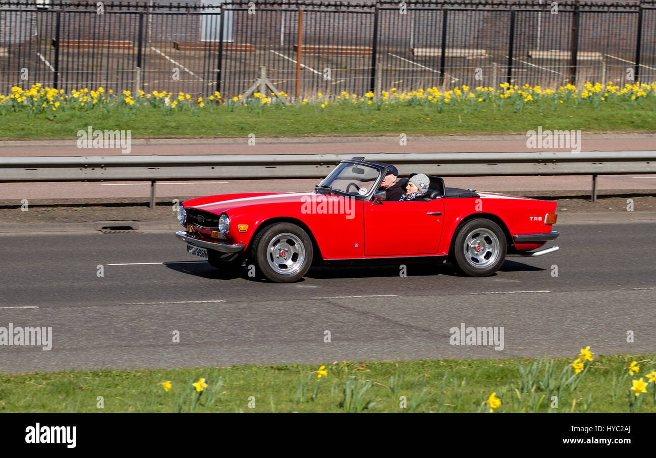 Une Triumph TR6 roadster cabriolet quatre-voiture de sport de vitesse de déplacement le long de la Kingsway West à deux voies dans Dundee, Royaume-Uni Banque D'Images