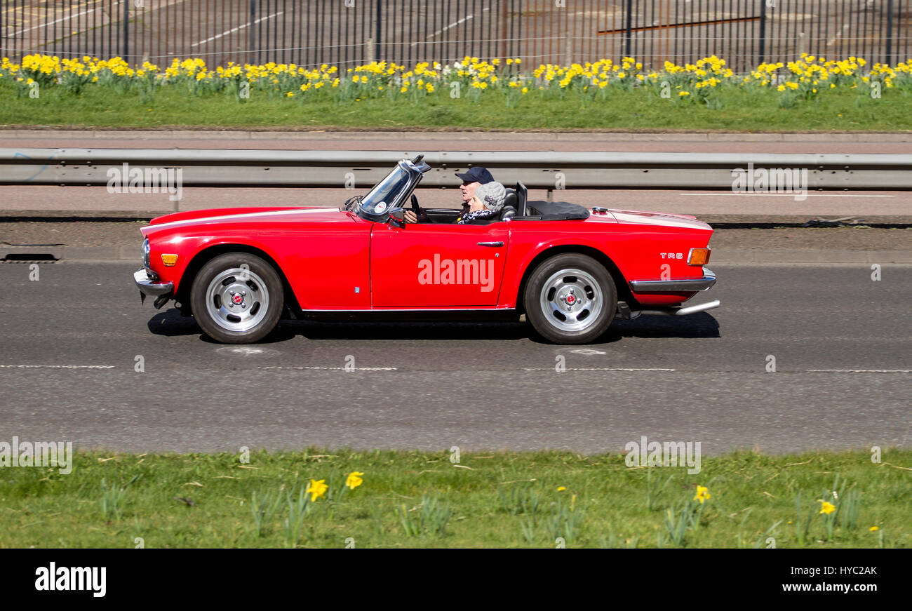 Une Triumph TR6 roadster cabriolet quatre-voiture de sport de vitesse de déplacement le long de la Kingsway West à deux voies dans Dundee, Royaume-Uni Banque D'Images