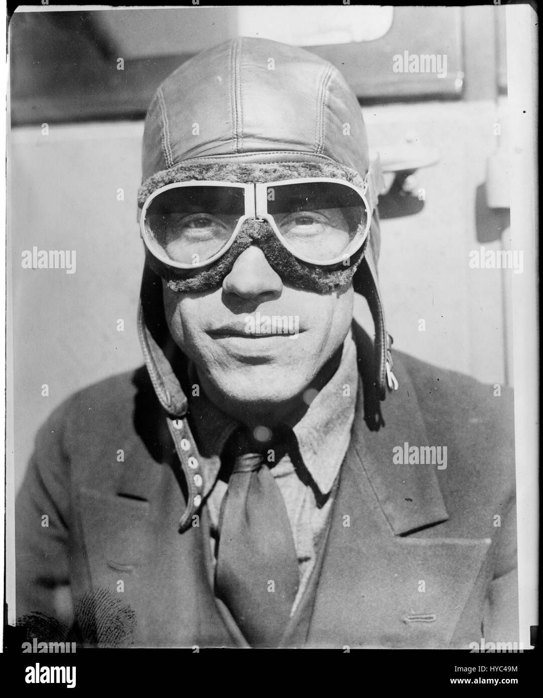 Un portrait de l'aviateur Wilmer Stultz de 1928, capturant sa contribution capitale aux débuts de l'histoire de l'aviation. Stultz était connu pour ses vols pionniers, y compris sa traversée transatlantique, une réalisation clé dans l'aviation. Banque D'Images