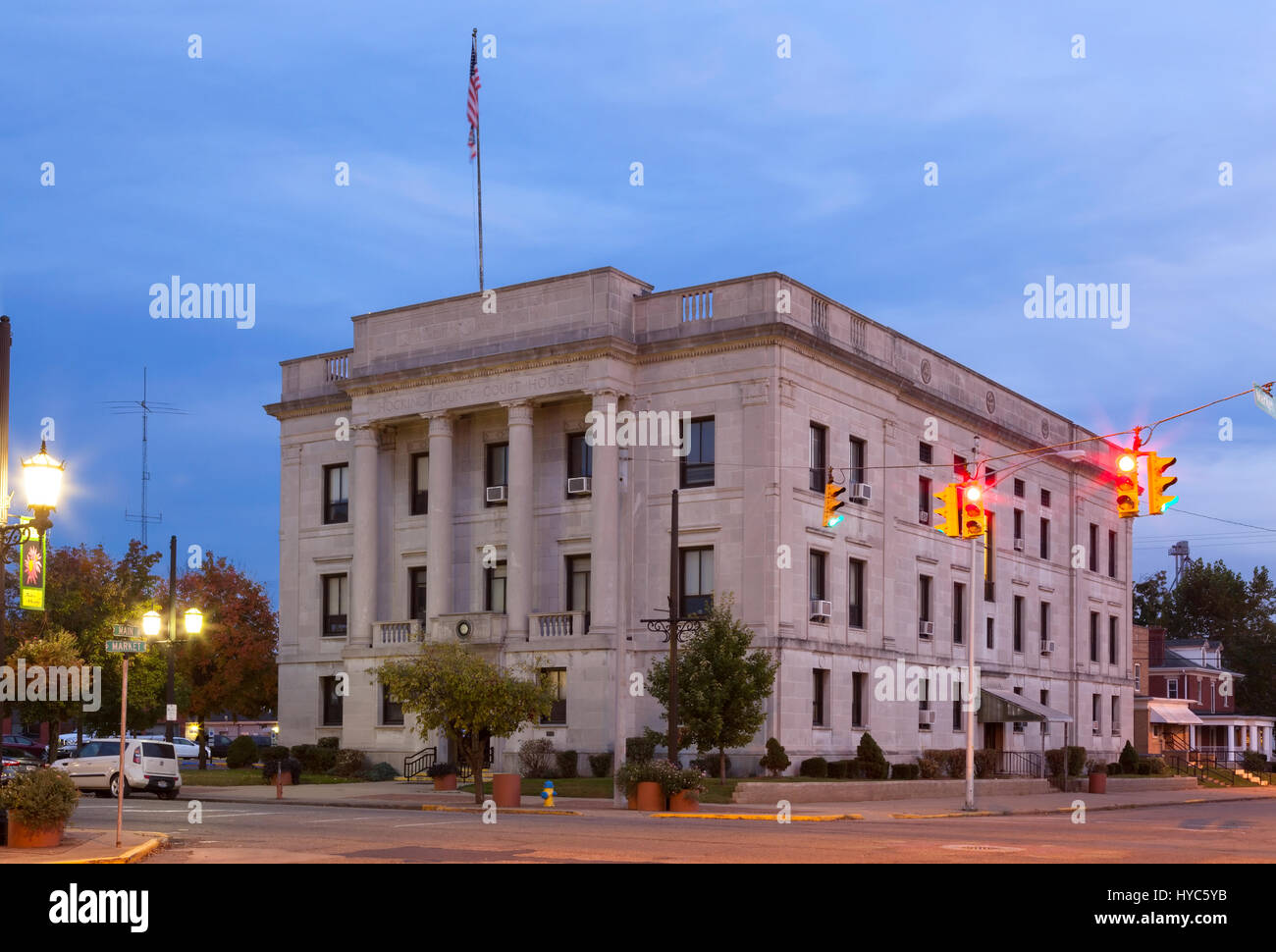 Le Palais de Hocking comté au centre-ville de Logan au crépuscule, Hocking County, Ohio, USA. Banque D'Images