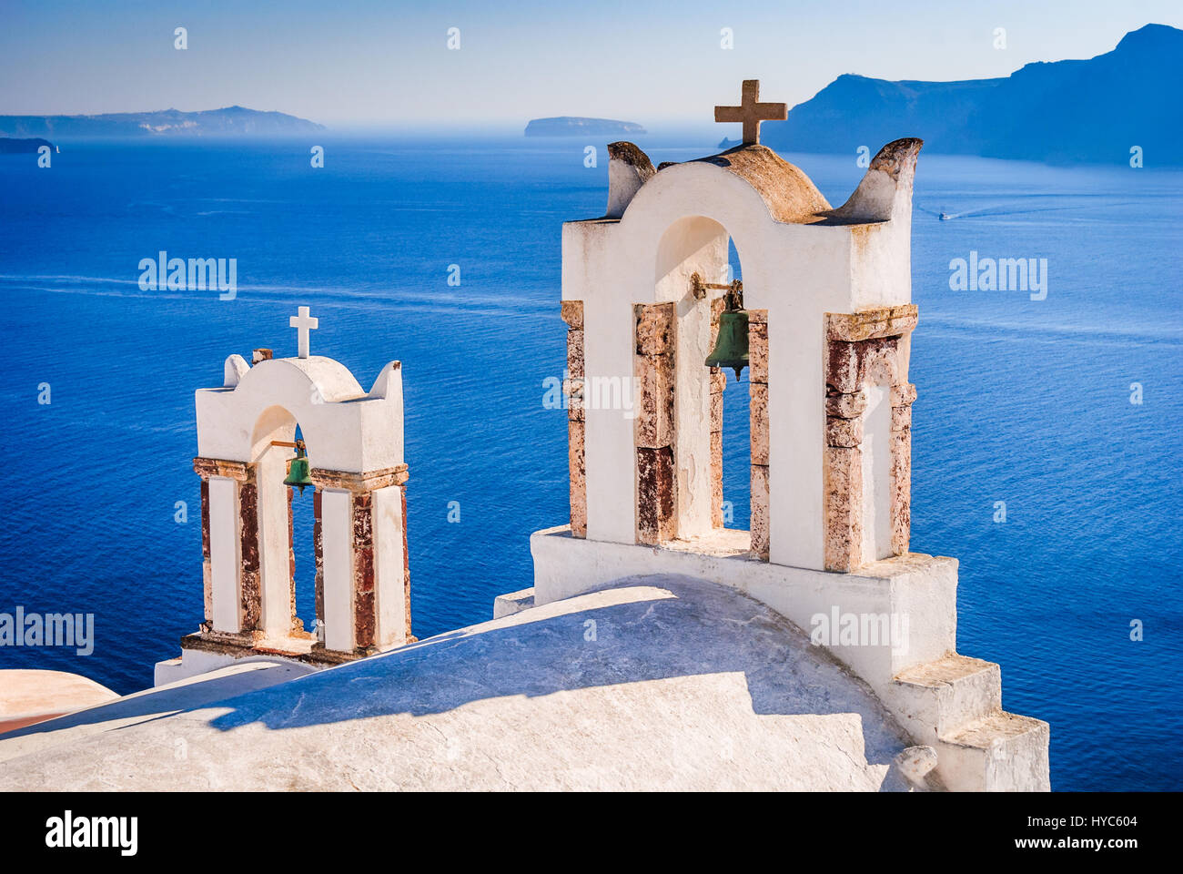 Santorin, Grèce. La ville d'Oia avec blanc et bleu maisons dans la mer Égée. Thira, Îles Cyclades. Banque D'Images
