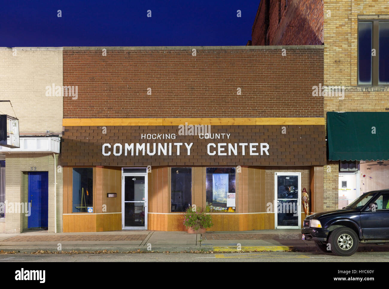La Hocking Comté Centre communautaire à la tombée de la nuit au centre-ville de Logan, Hocking County, Ohio, USA. Banque D'Images