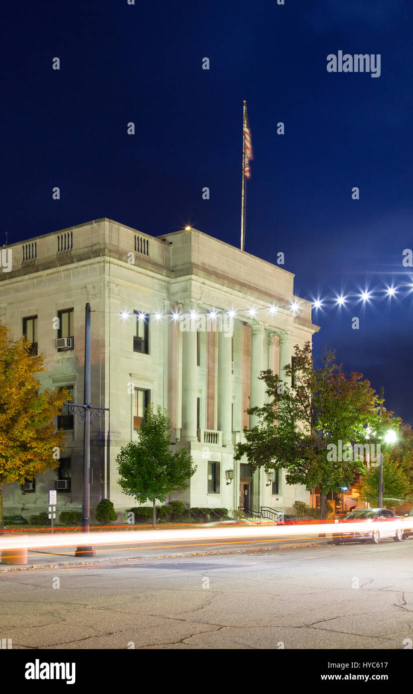 Le Palais de Hocking Comté de nuit au centre-ville de Logan, Hocking County, Ohio, USA. Banque D'Images