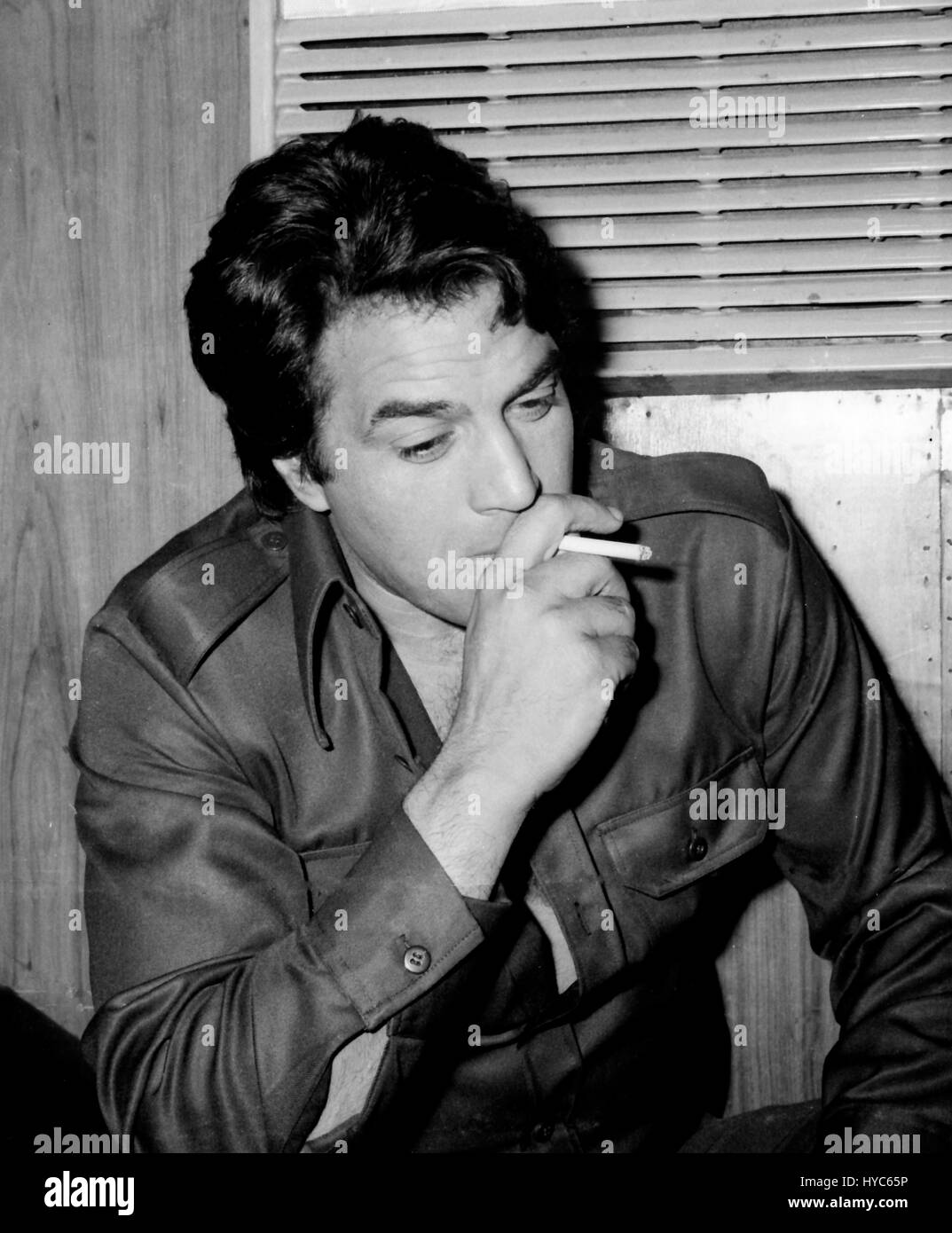 1900s vintage indien bollywood acteur fumeurs, dharmendra, Mumbai, Maharashtra, Inde, Asie Banque D'Images