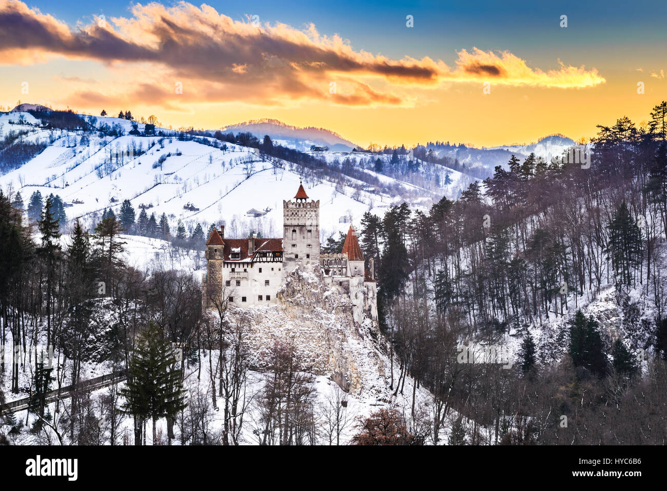 Le château de Bran, Roumanie. superbe image twilight hdr de forteresse de Dracula en Transylvanie, monument médiéval. Banque D'Images