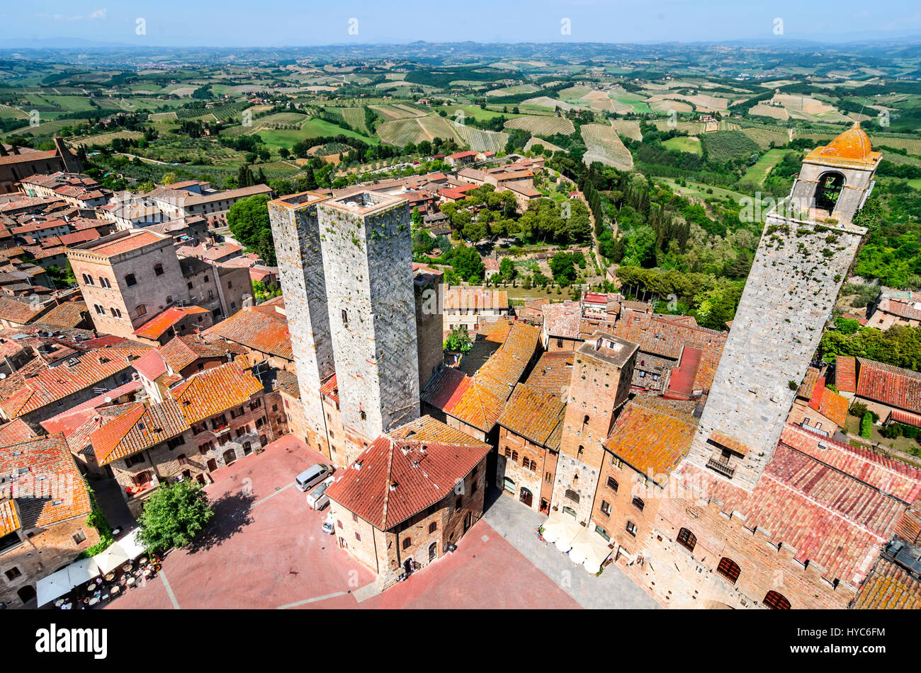 San Gimignano, Toscane. Piazza della Cisterna en petite colline de la ville médiévale fortifiée dans la province de Sienne, Toscane, centre-nord de l'Italie. Banque D'Images
