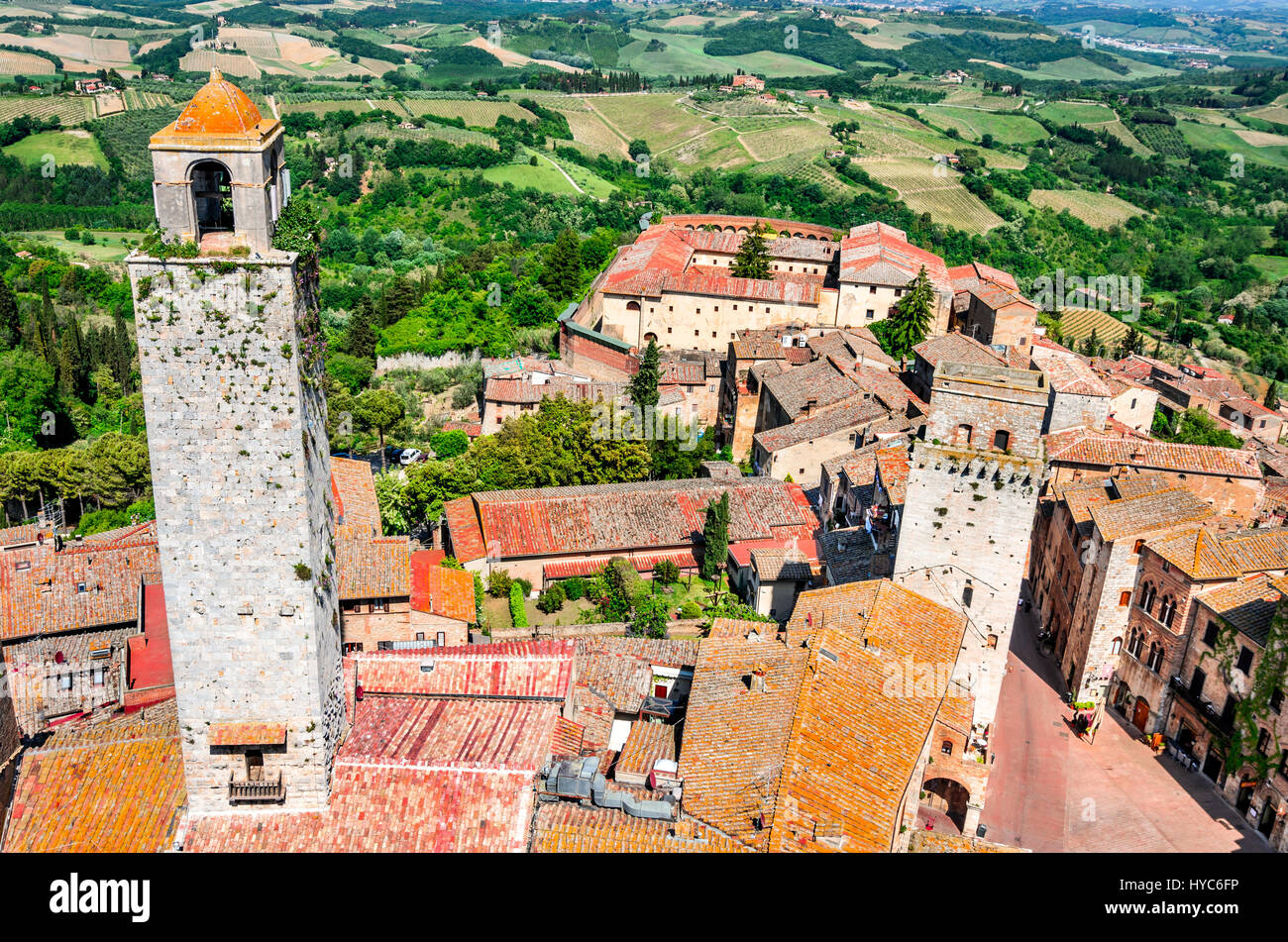 San Gimignano, Toscane. Piazza della Cisterna en petite colline de la ville médiévale fortifiée dans la province de Sienne, Toscane, centre-nord de l'Italie. Banque D'Images
