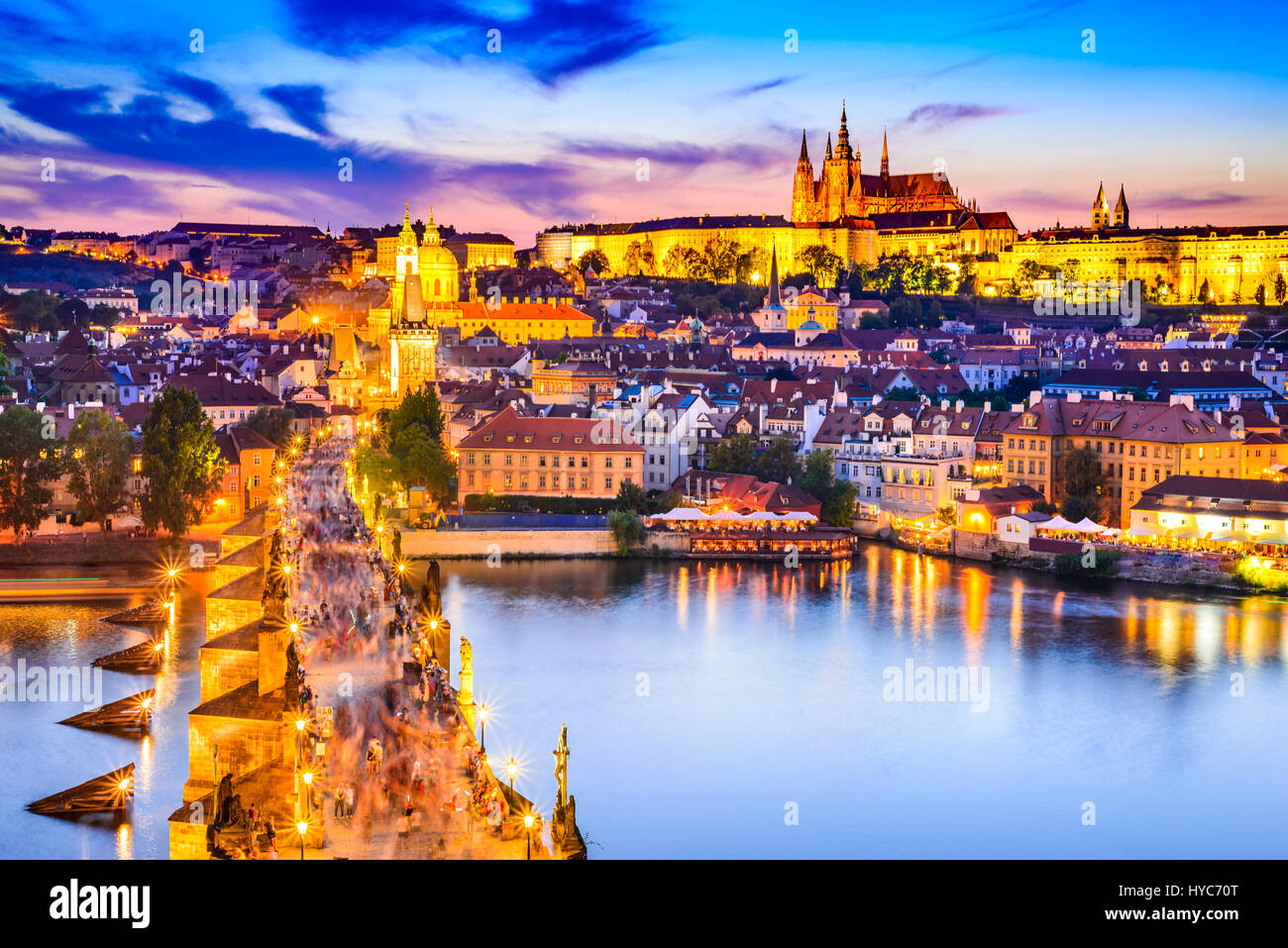 Prague, République tchèque. Le Pont Charles et le château de Prague (Hradcany) avec la cathédrale Saint-Guy et l'église Saint Georges le crépuscule du soir, la bohême landmark en P Banque D'Images