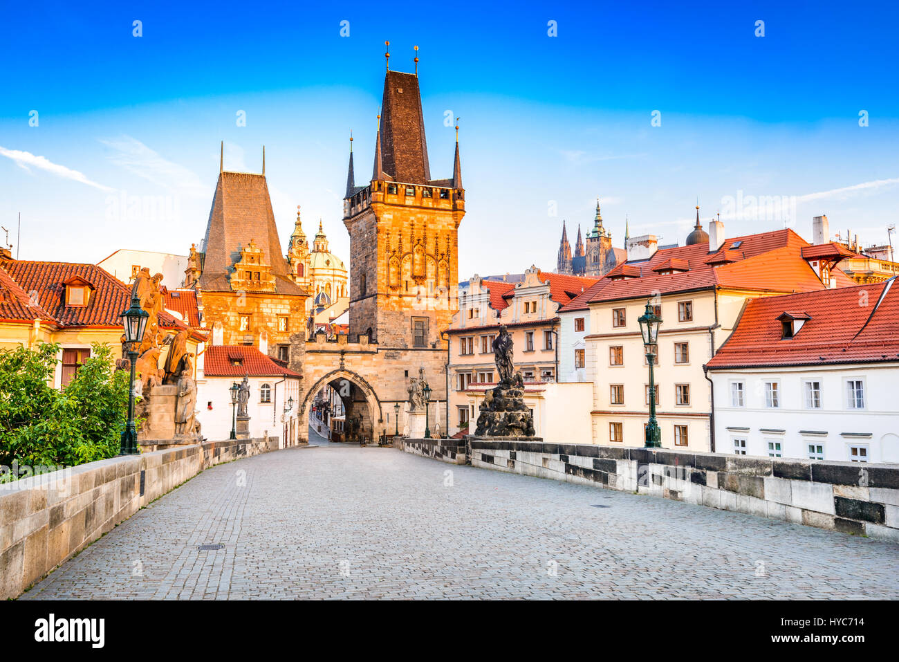 Prague, République tchèque. Pont Charles avec sa statuette, tour du pont de la vieille ville et la tour du pont Judith. Banque D'Images