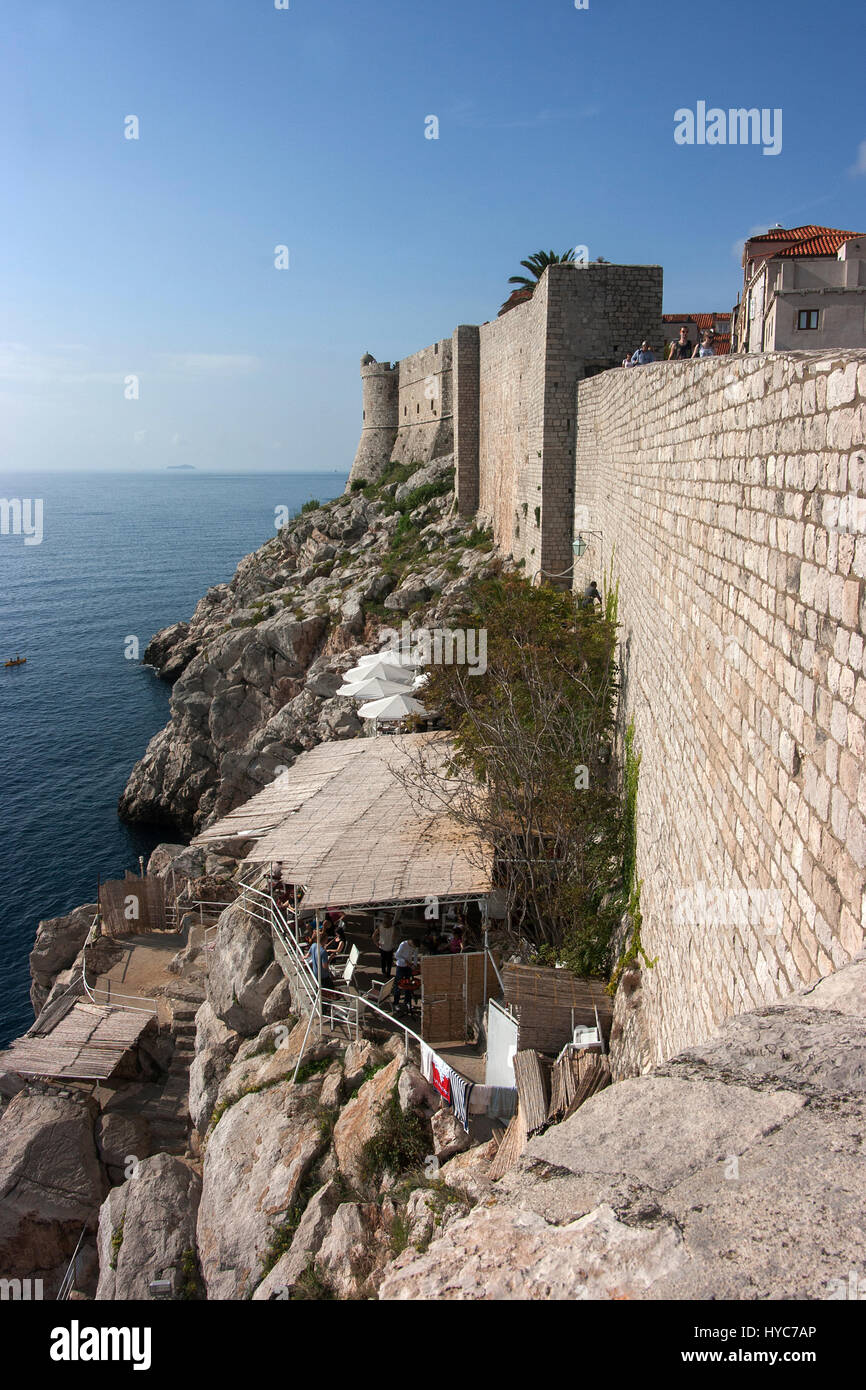 Cafe ci-dessous les murs de pierre de Dubrovnik, Croatie Banque D'Images