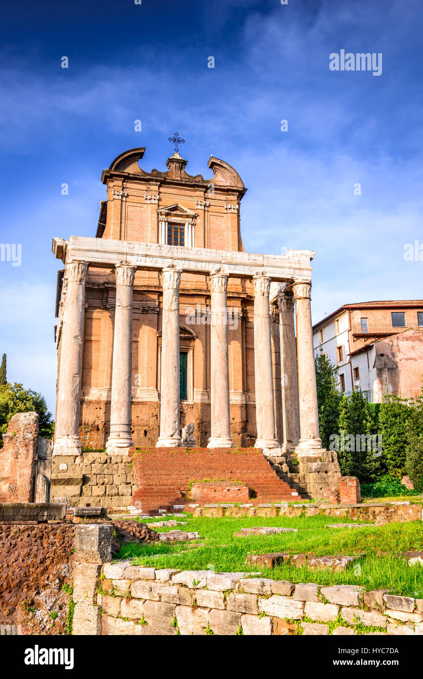 Rome, Italie. Ruines du Forum romain avec Temple d'Antonin et Faustine, ancienne Roma centre ville, cœur de l'empire. Banque D'Images