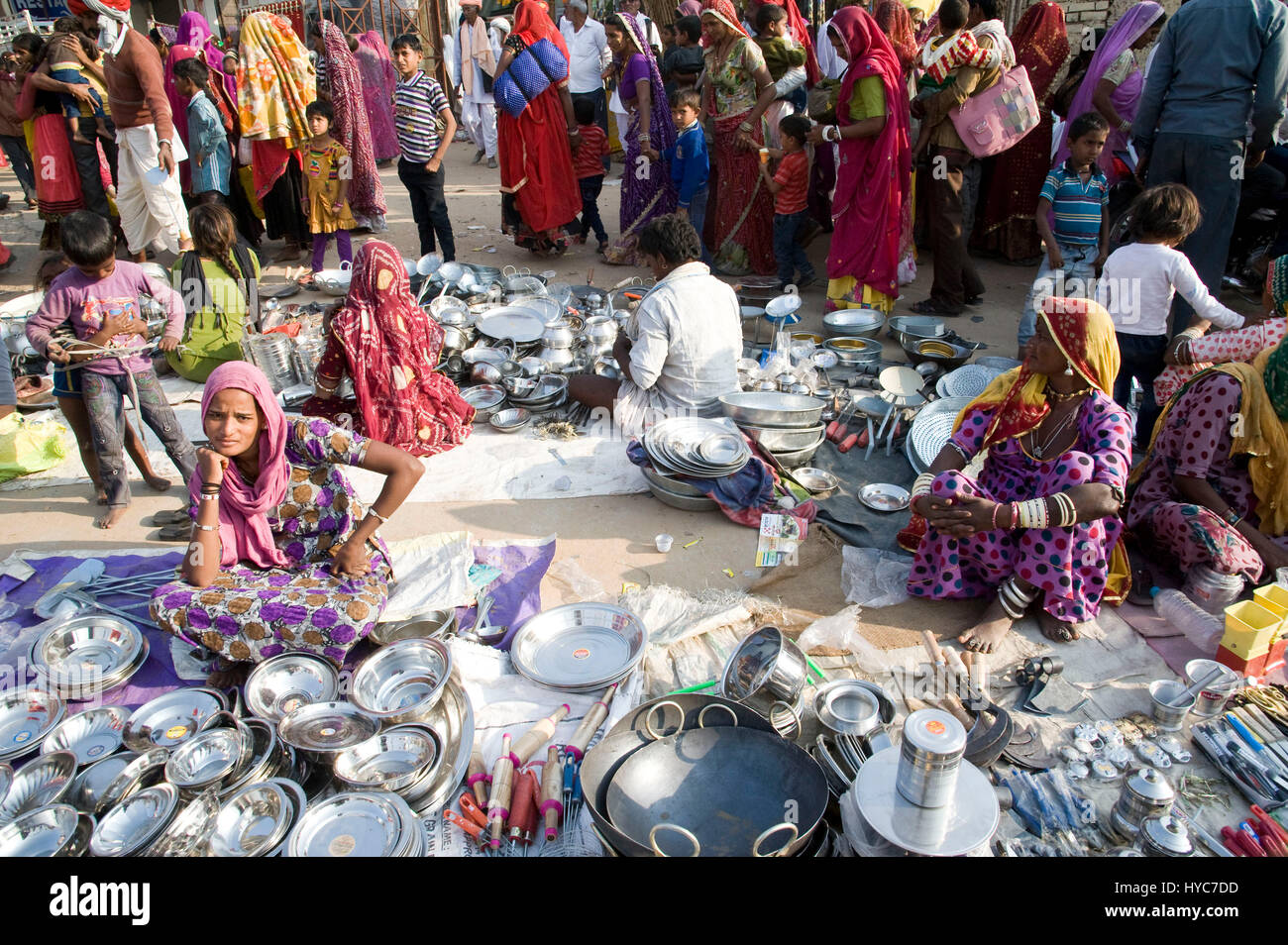 Femme vendant des ustensiles en acier inoxydable, mela Pushkar, Rajasthan, Inde, Asie Banque D'Images