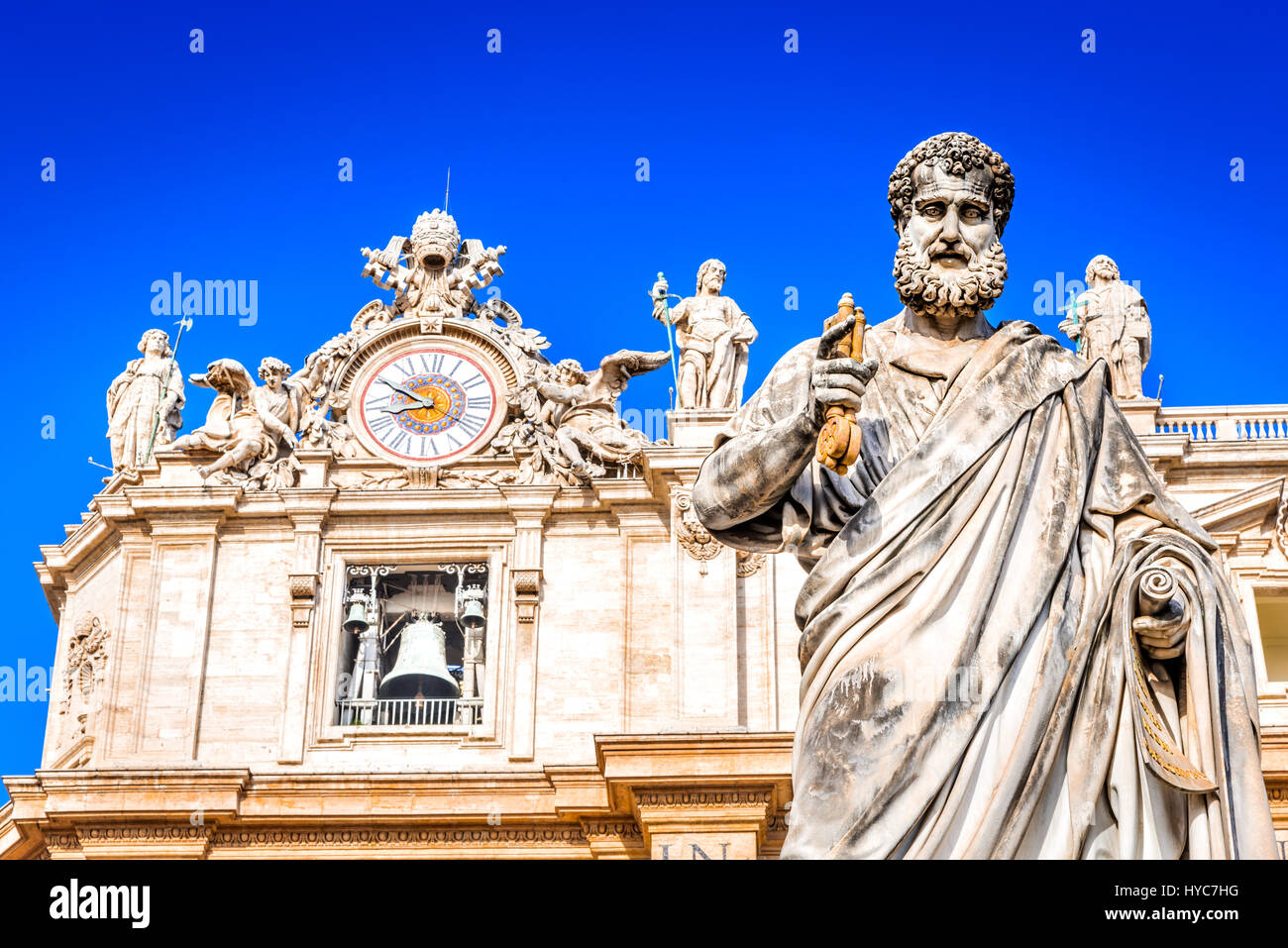 Cité du Vatican, Rome, Italie. Statue de Saint Pierre et la Basilique Saint Pierre à l'arrière-plan dans la place Saint Pierre. Banque D'Images
