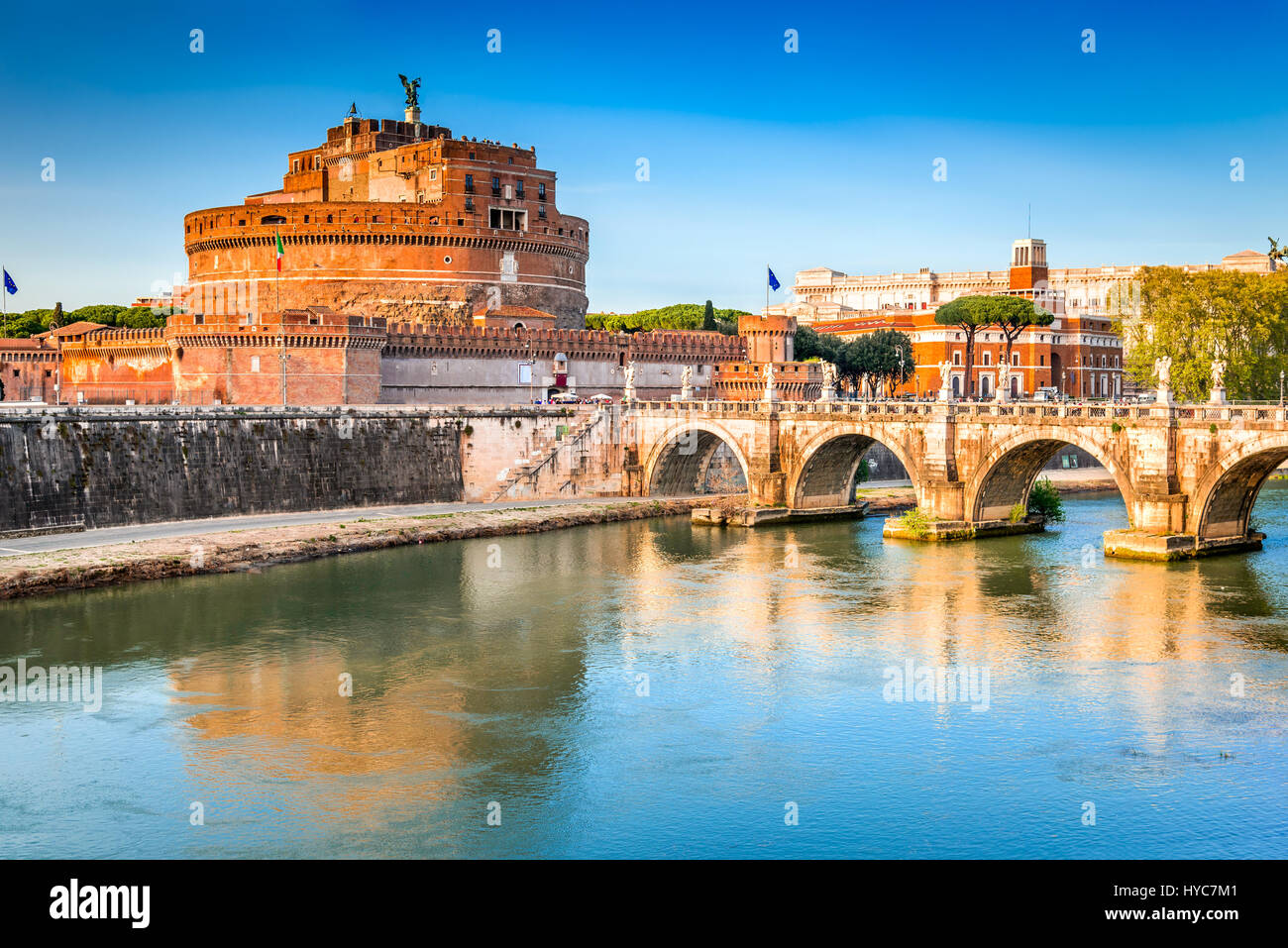 Rome, Italie. Pont et Castel Sant'Angelo et Tibre. Construit par l'empereur Hadrien comme mausolée en 123AD, Ancien Empire romain monument. La cité du Vatican. Banque D'Images